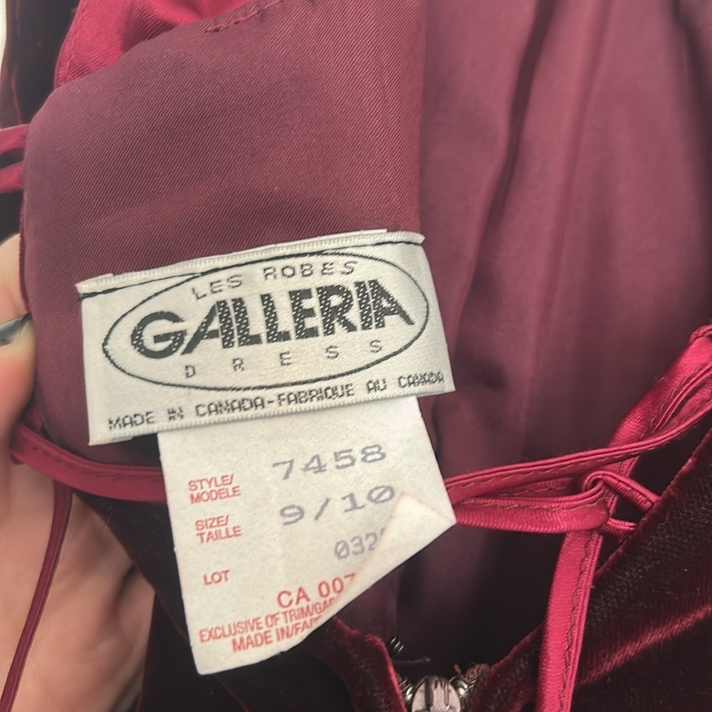 Les Robbs - Elegant Burgundy Strapless Dress - Picture 6 of 6